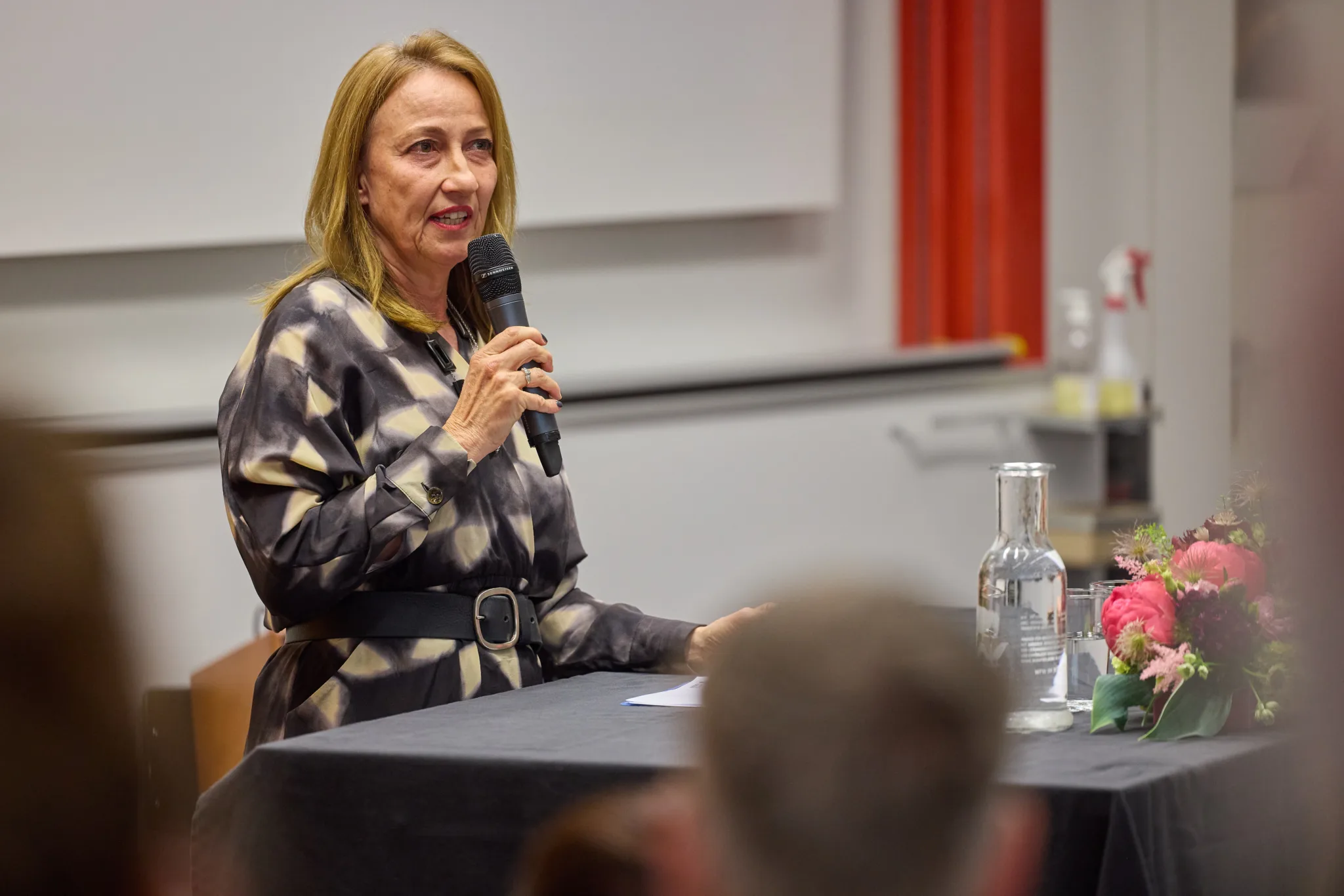 Frau mit Mikrofon