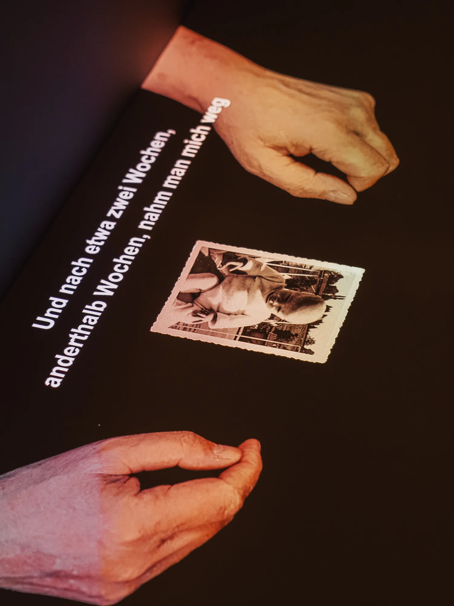 Hände mit Fotografie