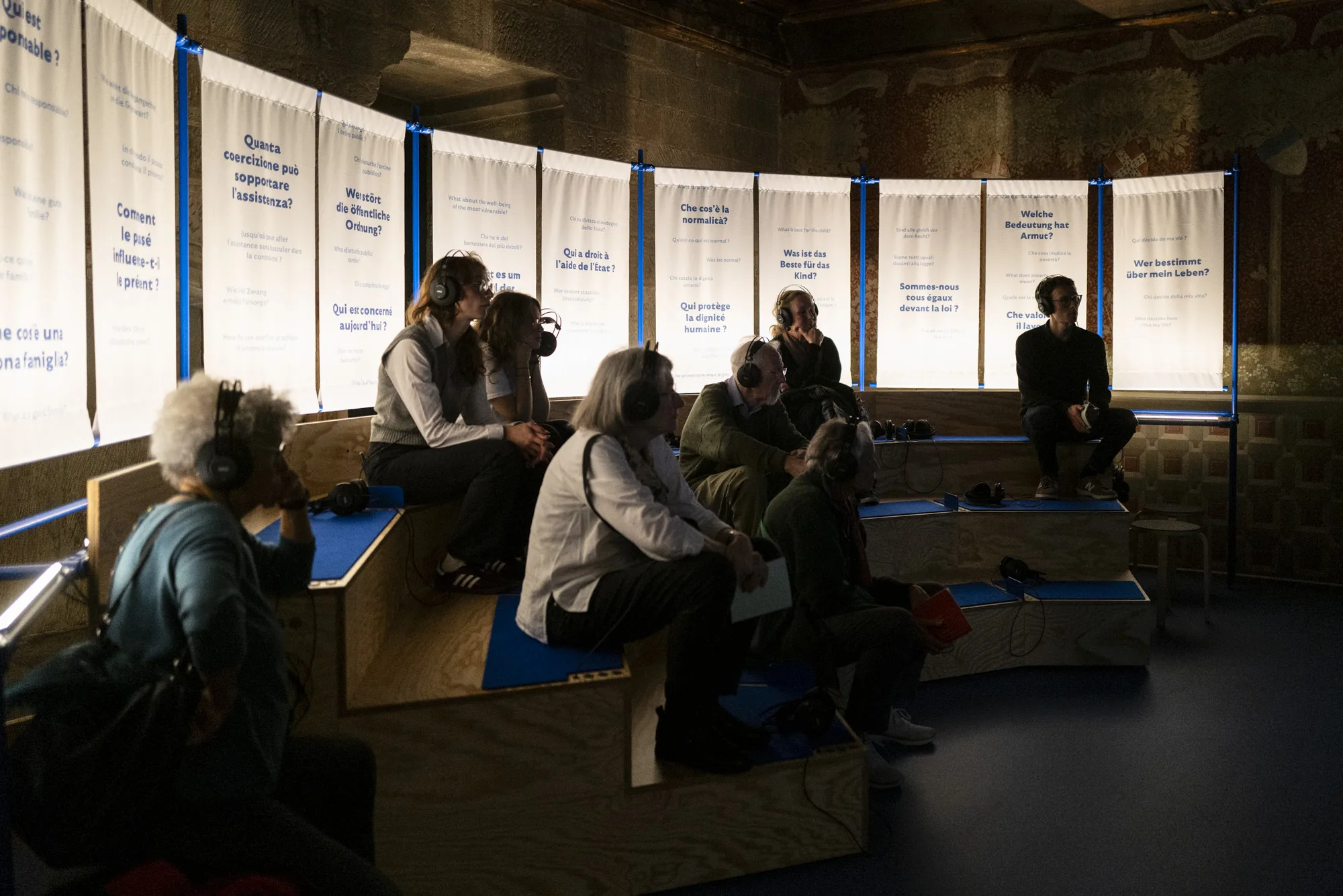 Besuchende sitzen im Forum.