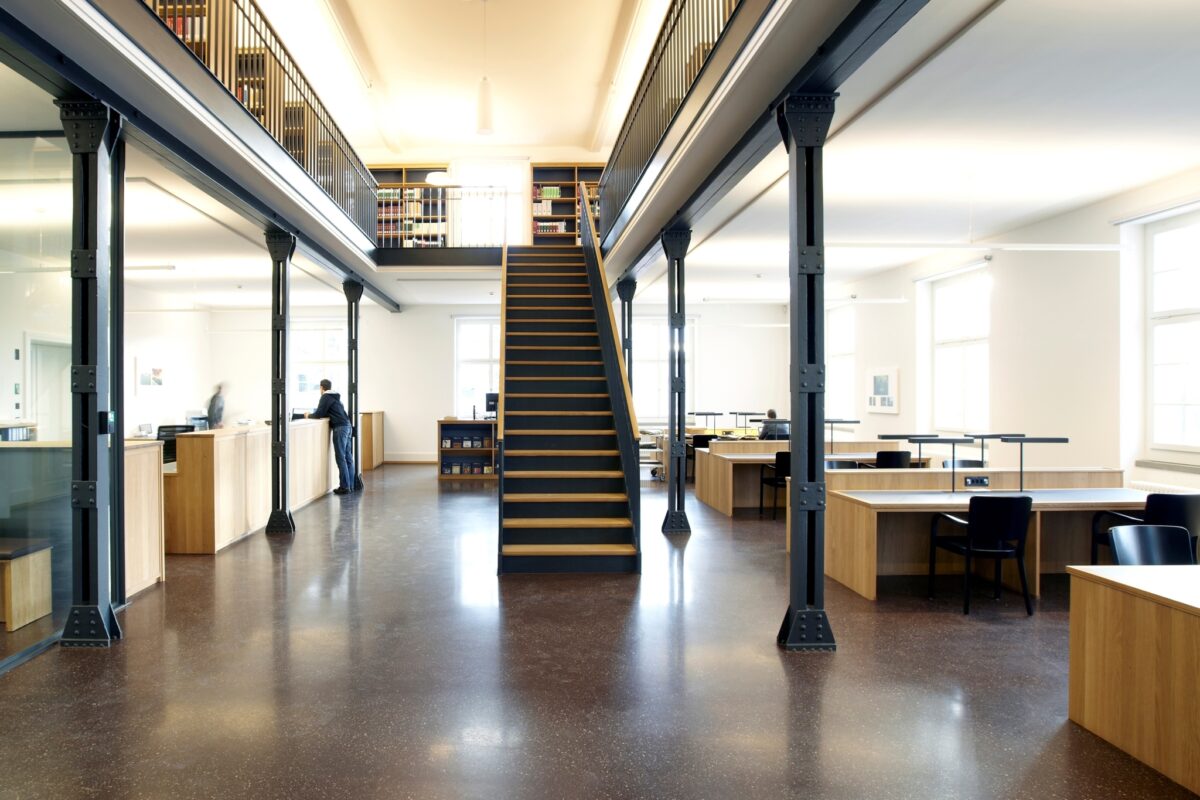 La sala di lettura e la biblioteca del nuovo Archivio di Stato del Cantone di Turgovia a Frauenfeld, progettate dallo studio Jessenvollenweider Architektur, invitano a consultare i documenti e a ricercare la propria storia.