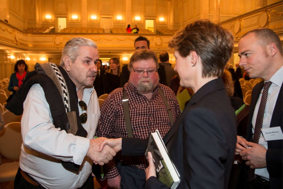 Le persone interessate discutono con la consigliera federale Simonetta Sommaruga in occasione della cerimonia commemorativa per le vittime di misure coercitive a scopo assistenziale, giovedì 11 aprile 2013 a Berna. Il ministro della giustizia Simonetta Sommaruga ha chiesto scusa alle persone coinvolte a nome del Consiglio federale. Fino agli anni '60, in Svizzera gli orfani e i bambini delle famiglie povere venivano affidati a contadini, presso i quali dovevano lavorare duramente in cambio di vitto e alloggio. Molte delle persone coinvolte raccontano di gravi maltrattamenti e arbitrarietà da parte delle autorità.