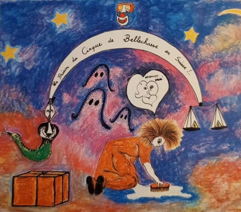 Disegno a colori di una donna che pulisce il pavimento in ginocchio. A sinistra, un genio della lampada in un fumetto dice: “La Prison du Cirque de Bellechasse en Suisse” (in italiano: La prigione del circo Bellechasse in Svizzera). Sopra la donna è visibile un fumetto a forma di cuore, nel quale si vedono due volti piangenti e si legge il testo “Maman, viens!” (in italiano: Mamma, vieni!). Sullo sfondo si vedono una bilancia, un pacco, delle stelle, una maschera da clown e dei fantasmi indistinti. Si tratta di un disegno di Louisette Buchard-Molteni, pubblicato dall'autrice e artista come copertina della sua autobiografia “Le tour de Suisse en cage, l'enfance volée de Louisette” (Il tour de Suisse in gabbia, l'infanzia rubata di Louisette) nel 1995.